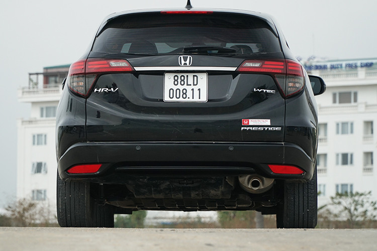 Honda HR-V cũng thị uy thị giác về mặt công nghệ với trang bị cụm đèn trước Full LED (trừ bản G đèn sương mù là halogen), mâm đúc 5 chấu cánh sao cá tính. Đuôi xe không thừa quá nhiều đường nét tạo cảm giá thể thao. Tuy nhiên, thanh chắn mặt trước xe kiểu tấm lớn mạ cờ-rôm dễ liên tưởng tới Honda City đời cũ 2016 cũng như làm chìm mặt ca-pô không nổi bật cho lắm.