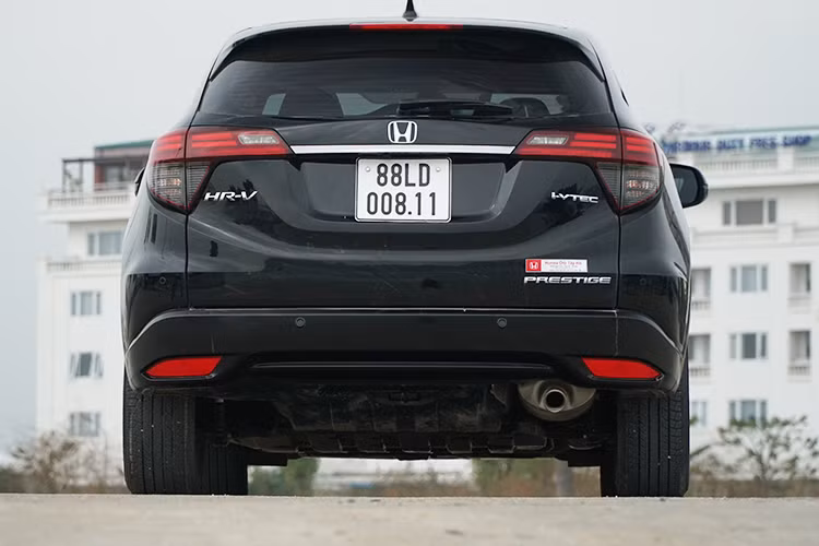 Honda HR-V cũng thị uy thị giác về mặt công nghệ với trang bị cụm đèn trước Full LED (trừ bản G đèn sương mù là halogen), mâm đúc 5 chấu cánh sao cá tính. Đuôi xe không thừa quá nhiều đường nét tạo cảm giá thể thao. Tuy nhiên, thanh chắn mặt trước xe kiểu tấm lớn mạ cờ-rôm dễ liên tưởng tới Honda City đời cũ 2016 cũng như làm chìm mặt ca-pô không nổi bật cho lắm.