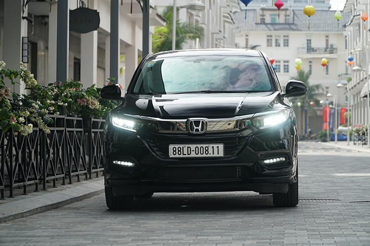 Tại thị trường Việt Nam, giá xe Honda HR-V công bố chính hãng với 2 phiên bản G và L, nhưng có 3 mức bao gồm: 786 triệu đồng, 866 triệu đồng và 871 triệu đồng. Những tưởng với mức giá cao như vậy sẽ khiến người tiêu dùng chùn tay, nhưng sau hai tháng Honda Việt Nam đã bán được gần 1000 xe và chứng minh điều ngược lại. Cùng đón chờ những bước đi tiếp theo của mẫu xe này trong nửa đầu của năm 2019.