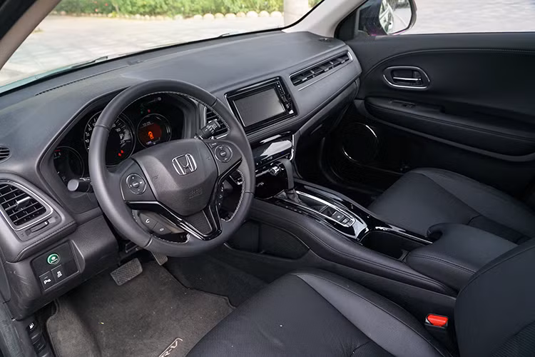 Xe được trang bị đầy đủ các tính năng hiện đại cần có cho một chiếc xe đô thị như điều hòa điều chỉnh cảm ứng, đèn tự động, gạt mưa tự động, gương chiếu hậu chống chói tự động (bản L). Cũng như các đối thủ ở phân khúc crossover cỡ B, hàng ghế sau không có cửa gió điều hòa nhưng bù lại, thiết kế dàn gió ra ngay dưới cụm túi khí ghế phụ phía trước tạo thành hàng dài, giúp nhiệt độ dễ lan tỏa nhanh hơn so với từng khe phân bổ ba vị trí trên bệ trung tâm.