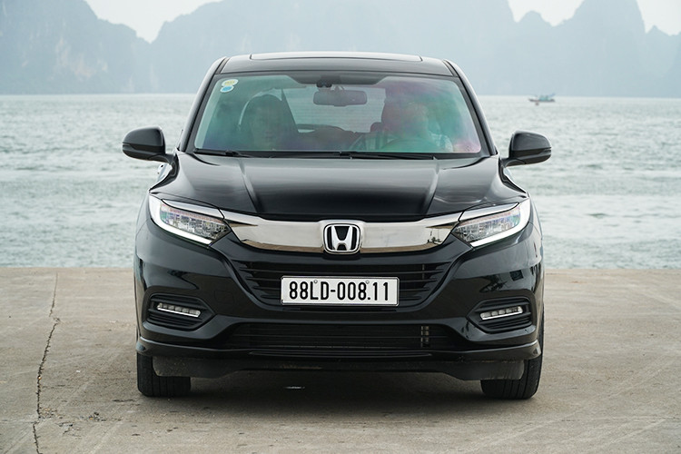 Ra đời sau đàn anh CR-V khoảng 4 năm (1999) nhưng HR-V có vòng đời khá dài cho một thế hệ, phải đến năm 2016 thế hệ thứ hai mới ra mắt và đây chính là mẫu xe đang bán ở Việt Nam. Trong khi đó CR-V đã ra tới 5 thế hệ. HR-V dùng chung platform của Jazz nên chúng ta có thể thấy khi chạy trên phố, mẫu xe này khá nhỏ gọn như một chiếc hatchback thay vì crossover.