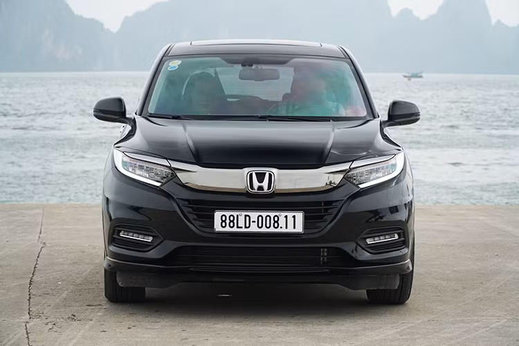 Ra đời sau đàn anh CR-V khoảng 4 năm (1999) nhưng HR-V có vòng đời khá dài cho một thế hệ, phải đến năm 2016 thế hệ thứ hai mới ra mắt và đây chính là mẫu xe đang bán ở Việt Nam. Trong khi đó CR-V đã ra tới 5 thế hệ. HR-V dùng chung platform của Jazz nên chúng ta có thể thấy khi chạy trên phố, mẫu xe này khá nhỏ gọn như một chiếc hatchback thay vì crossover.