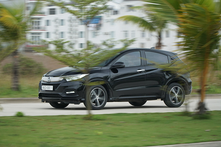 Đáng nói hơn, đóng góp vào cảm giác lái thể thao của HR-V không thể quên nhắc tới chuyển số giả lập thể thao với lẫy chuyển số sau vô lăng. Tính năng này cực kỳ hữu dụng khi đổ đèo hoặc bứt tốc vượt xe container trên đường. Mặc dù vậy, ngay khi ở chế độ lái D, HR-V đã cho cảm giác đạp ga khá tự nhiên, phù hợp sức mạnh của động cơ 1.8L.