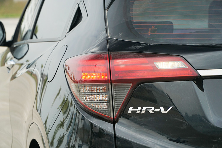 Như vậy, xét về hình thể bên ngoài, Honda HR-V đi hẳn theo tiêu chí thể thao, khác với phong cách crossover truyền thống. Nếu trang bị thêm bộ phụ kiện độ chính hãng như Mugen, độ hấp dẫn với nhóm tiêu dùng trẻ tuổi sẽ tăng lên đáng kể bởi gần như HR-V sinh ra là để độ bodykit.