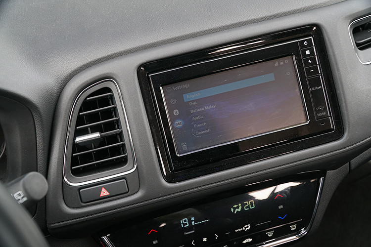 Giải trí trên Honda HR-V gồm màn hình cảm ứng 6,8 inch, 4 loa, kết nối HDMI, Bluetooth, USB, AM/FM... Trong khi đó đối thủ Hyundai Kona sở hữu màn hình cảm ứng 8 inch, 6 loa và cả sạc điện không dây. Vớt vát lại, Honda HR-V có thêm tính năng bù âm thanh theo tốc độ khá thú vị bởi bên ngoài chiếc xe này đã sẵn dáng thể thao, dễ tạo cảm hứng cho người lái. 