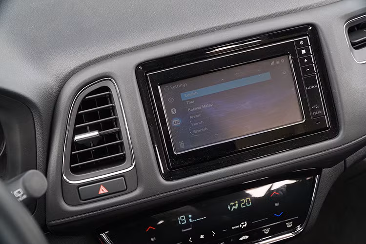 Giải trí trên Honda HR-V gồm màn hình cảm ứng 6,8 inch, 4 loa, kết nối HDMI, Bluetooth, USB, AM/FM... Trong khi đó đối thủ Hyundai Kona sở hữu màn hình cảm ứng 8 inch, 6 loa và cả sạc điện không dây. Vớt vát lại, Honda HR-V có thêm tính năng bù âm thanh theo tốc độ khá thú vị bởi bên ngoài chiếc xe này đã sẵn dáng thể thao, dễ tạo cảm hứng cho người lái. 