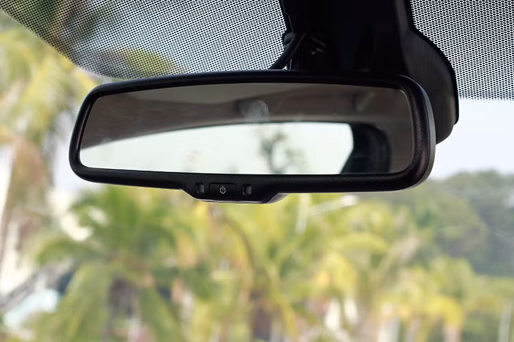 Honda HR-V được trang bị trợ lực điện, ghế ngồi và góc quan sát tốt nên thao tác xử lý trong phố khá chuẩn chỉ, dễ lái. Đặc biệt cụm chân ga, vô-lăng hoạt động khá nhạy và nhuần nhuyễn như một điểm chung cho các mẫu xe đô thị của Honda như Civic hay City. Bán kính quay vòng của xe ở mức 5,7m cũng không tệ.