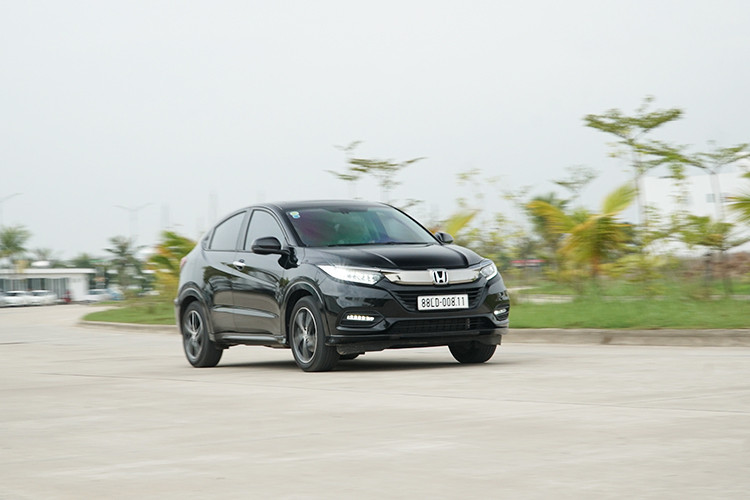 Đóng góp vào việc dễ lái của HR-V chính là hộp số biến thiên vô cấp (CVT). Nếu ai đã lái qua các mẫu xe của Honda từ City đến CR-V thì đều khí có thể chê được khả năng dễ làm quên. Ngay cả nút bấm Econ kích hoạt bảng màu chấm cách lái “sinh thái” trên bảng tap-lô gần như quen thuộc qua nhiều mẫu xe Honda.