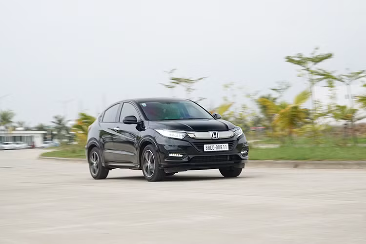 Đóng góp vào việc dễ lái của HR-V chính là hộp số biến thiên vô cấp (CVT). Nếu ai đã lái qua các mẫu xe của Honda từ City đến CR-V thì đều khí có thể chê được khả năng dễ làm quên. Ngay cả nút bấm Econ kích hoạt bảng màu chấm cách lái “sinh thái” trên bảng tap-lô gần như quen thuộc qua nhiều mẫu xe Honda.