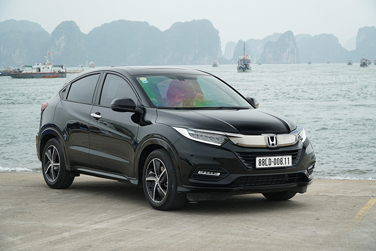 Là mẫu xe hoàn toàn mới đưa về Việt Nam, crossover Honda HR-V 2018 có thể coi là “tiểu CR-V”, chiến đấu với những đối thủ như Hyundai Kona, Ford EcoSport. Vẻ ngoài của HR-V kết hợp giữa phong cách trẻ trung, thời thượng, và sự linh hoạt, tiện dụng của một chiếc xe thành thị.