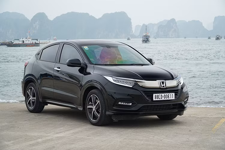 Là mẫu xe hoàn toàn mới đưa về Việt Nam, crossover Honda HR-V 2018 có thể coi là “tiểu CR-V”, chiến đấu với những đối thủ như Hyundai Kona, Ford EcoSport. Vẻ ngoài của HR-V kết hợp giữa phong cách trẻ trung, thời thượng, và sự linh hoạt, tiện dụng của một chiếc xe thành thị.