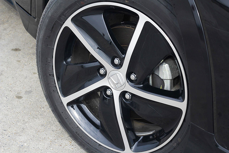 Mẫu xe Honda HR-V tại Việt Nam có hai phiên bản G và L nhưng không dán tem phía sau. Vì vậy để phân biệt, có thể nhìn vào trang bị đèn sương mù hoặc cản trước/sau/thân. Bản G dùng đèn sương mù halogen, cản màu đen, bản L dùng đèn LED và cản cùng màu thân xe.