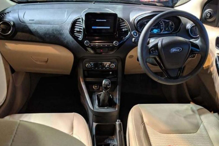 Bên trong nội thất xe có bảng táp lô mới, được thiết kế tương tự trên mẫu Ford Freestyle trước đây. Ở bản trang bị cao cấp nhất Titanium+, Ford Aspire 2018 sẽ đi kèm hệ thống thông tin giải trí SYNC 3 với màn hình 6,5 inch, tương thích Apple CarPlay và Android Auto.