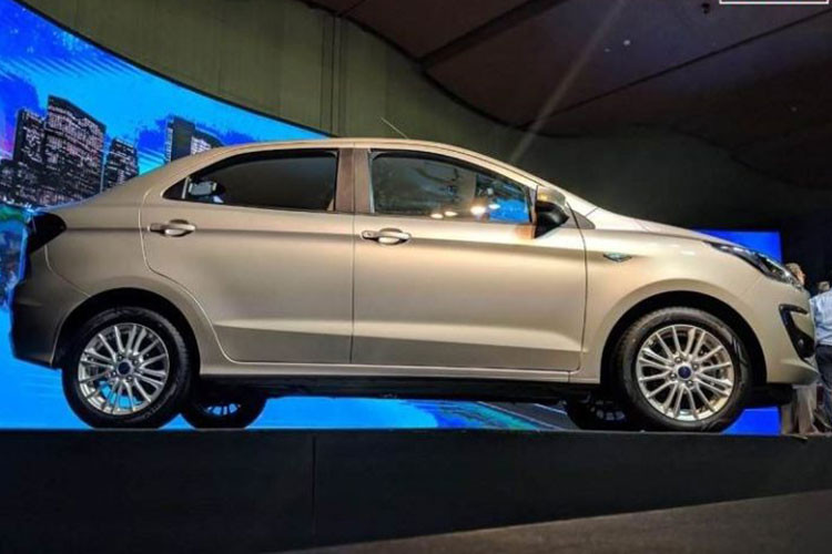 Về an toàn, xe được trang bị 2 túi khí trước, chống bó cứng phanh ABS, phanh điện tử EBD, cảm biến đỗ xe phía sau và nhắc nhở thắt dây an toàn. Riêng các phiên bản số tự động sẽ có thêm hệ thống hỗ trợ khởi hành ngang dốc, cân bằng điện tử và kiểm soát lực bám đường. Bản cao cấp nhất sẽ được cung cấp 6 túi khí và dịch vụ hỗ trợ khẩn cấp.