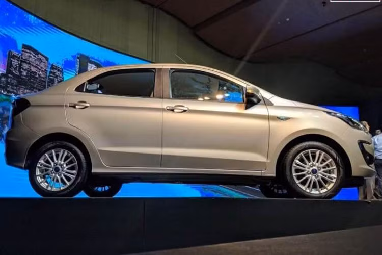 Về an toàn, xe được trang bị 2 túi khí trước, chống bó cứng phanh ABS, phanh điện tử EBD, cảm biến đỗ xe phía sau và nhắc nhở thắt dây an toàn. Riêng các phiên bản số tự động sẽ có thêm hệ thống hỗ trợ khởi hành ngang dốc, cân bằng điện tử và kiểm soát lực bám đường. Bản cao cấp nhất sẽ được cung cấp 6 túi khí và dịch vụ hỗ trợ khẩn cấp.