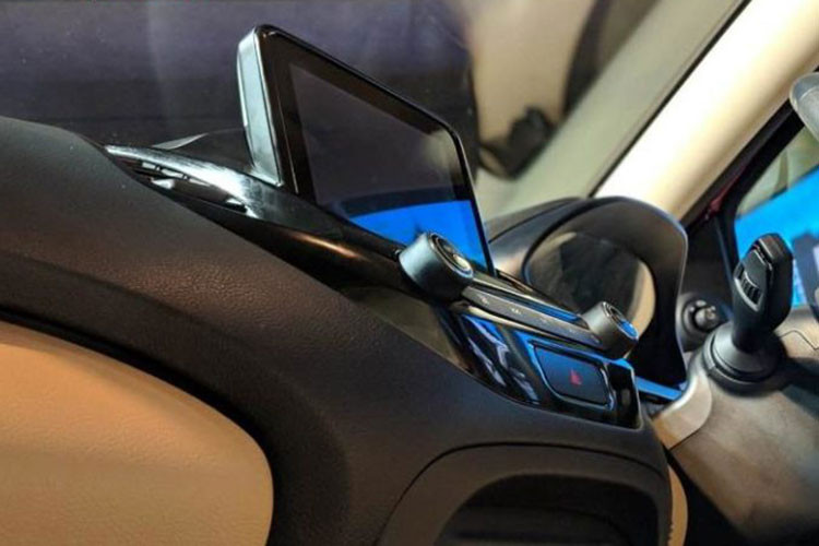 Trong khi đó, bản tầm trung của chiếc xe Ford Aspire 2018 mới sẽ là Trend+ và Titanium được dùng hệ thống thông tin giải trí FLY với màn hình 7 inch nằm độc lập. Ngoài ra, các bản cao cấp của mẫu sedan cỡ B này còn có nút bấm khởi động máy nằm gần bảng đồng hồ.