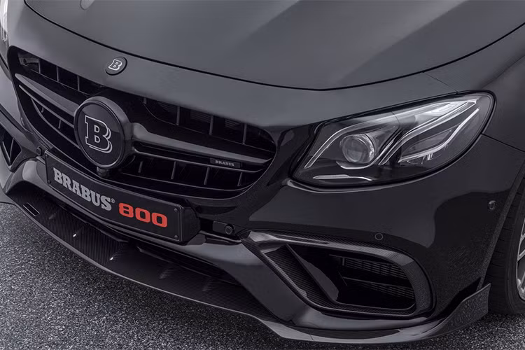 Sau khi nâng cấp, xe có thể tăng tốc từ 0 - 62 km/h trong khoảng 3 giây - ngang ngửa với Lamborghini Huracan LP-610-4 Hiện tại, do Brabus vẫn đang phát triển module "mở tốc" Vmax nên tạm thời, gói độ 700 cho Mercedes-AMG E63 S vẫn có tốc độ tối đa giới hạn ở 300 km/h như xe nguyên bản với gói tùy chọn AMG Driver's Package.