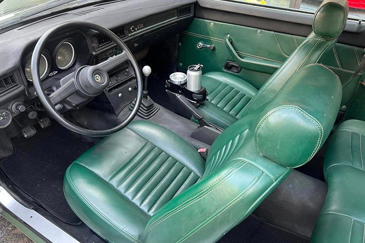 Mở cửa bước vào trong khoang lái, màu xanh lại lần nữa chiếm trọn sóng, từ ghế đến các chi tiết khác, Ford Pinto của ông Đặng Lê Nguyên Vũ có 4 chỗ ngồi, hàng ghế sau dường như phù hợp cho trẻ em hoặc làm nơi chứa đồ, thay vì để người lớn ngồi sẽ không thoải mái lắm.
