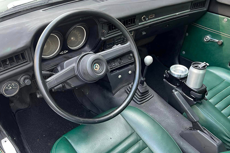 Các chi tiết trên chiếc xe Ford Pinto hàng hiếm của ông Đặng Lê Nguyên Vũ này còn khá "zin", ông chỉ độ thêm hộc đựng tàn xì gà và hộp cà phê, 2 thứ bảo bối bất ly thân của doanh nhân này. 