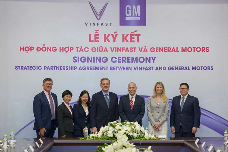 General Motors (GM) Mỹ và VinFast (thuộc Tập đoàn VinGroup) đã đạt được thỏa thuận và ký kết hợp tác chiến lược mới tại thị trường Việt Nam. Qua đó, VinFast mua lại hoạt động sản xuất và phân phối của GM (Chevrolet) tại Việt Nam. Hãng xe Việt sẽ nhận chuyển nhượng, tiếp quản toàn bộ nhà máy GM tại Hà Nội và triển khai những hoạt động đầu tư để sản xuất dòng ôtô cỡ nhỏ mới được mua bản quyền từ GM.