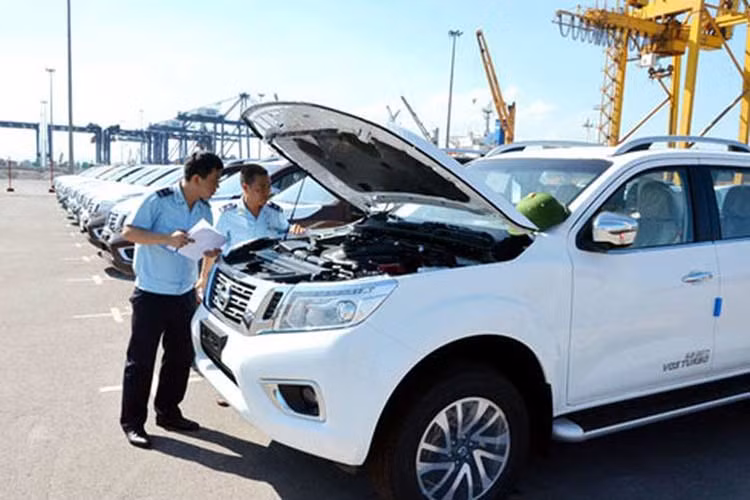Những mẫu xe như Honda CR-V, Toyota Fortuner hay các dòng xe sang Lexus... đều rơi vào tình trạng “khan hàng”, thậm chí không có hàng để bán. Mãi cho đến giữa năm 2018, các doanh nghiệp mới hoàn tất đầy đủ các thủ tục nhập khẩu ôtô và tiếp tục phân phối xe đến khách hàng Việt.