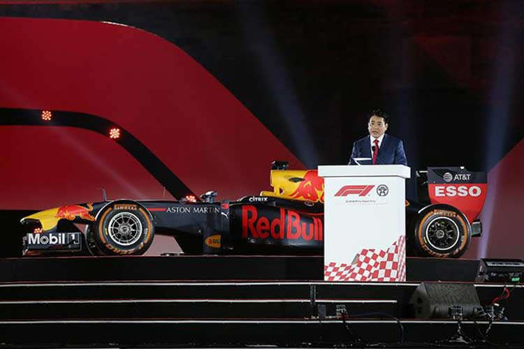 Đầu tháng 11/2018, UBND Thành phố Hà Nội đã chính thức đặt bút kí biên bản ghi nhớ việc tổ chức một chặng đua Công thức 1 (Formula 1 - F1) trong vòng 10 năm, tính từ năm 2020. Chặng đua đầu tiên được ấn định từ tháng 4/2020. Mặc dù là đơn vị đứng ra đăng cai, nhưng UBND Hà Nội đã giao cho tập đoàn Vingroup triển khai tổ chức.