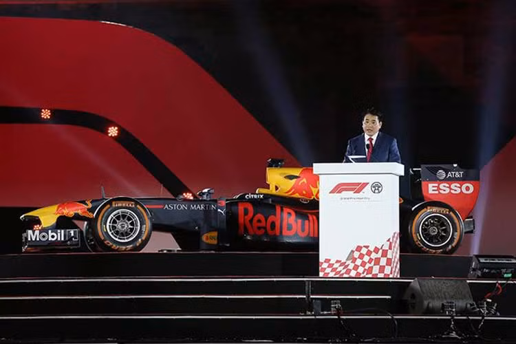 Đầu tháng 11/2018, UBND Thành phố Hà Nội đã chính thức đặt bút kí biên bản ghi nhớ việc tổ chức một chặng đua Công thức 1 (Formula 1 - F1) trong vòng 10 năm, tính từ năm 2020. Chặng đua đầu tiên được ấn định từ tháng 4/2020. Mặc dù là đơn vị đứng ra đăng cai, nhưng UBND Hà Nội đã giao cho tập đoàn Vingroup triển khai tổ chức.