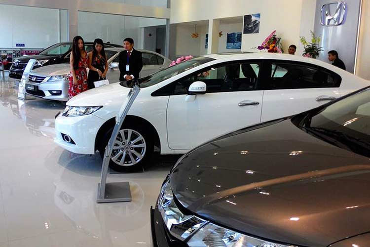 Thậm chí, trên thị trường, nhiều thông tin về các mẫu xe nhập khẩu tăng giá hơn 3 lần trong năm qua, hay một số mẫu xe vướng tình trạng “bia kèm lạc” (bán phụ tùng kèm theo xe). Tính đến tháng 11/2018, theo thống kê của VAMA, số lượng xe bán ra không tăng nhiều so với cùng kỳ.