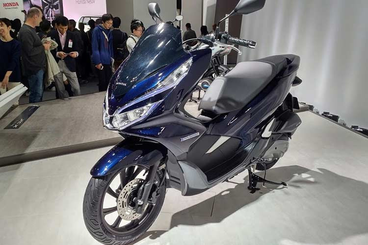 Hai ông lớn xe máy Nhật Bản là Honda và Yamaha đã mang đến thị trường Việt Nam những mẫu xe động lai Hybrid (xăng và động cơ điện). Cụ thể, nếu như Honda Việt Nam trong năm 2018 đã giới thiệu mẫu xe PCX 150 hybrid, sử dụng kết hợp động cơ xăng và điện với giá bán 90 triệu đồng. Ngay sau đó, Yamaha Việt Nam cũng cho ra mắt dòng Grande mới sử dụng công nghệ Hybrid với giá bán gần 50 triệu đồng.