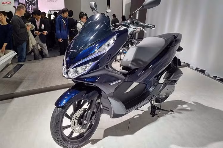 Hai ông lớn xe máy Nhật Bản là Honda và Yamaha đã mang đến thị trường Việt Nam những mẫu xe động lai Hybrid (xăng và động cơ điện). Cụ thể, nếu như Honda Việt Nam trong năm 2018 đã giới thiệu mẫu xe PCX 150 hybrid, sử dụng kết hợp động cơ xăng và điện với giá bán 90 triệu đồng. Ngay sau đó, Yamaha Việt Nam cũng cho ra mắt dòng Grande mới sử dụng công nghệ Hybrid với giá bán gần 50 triệu đồng.