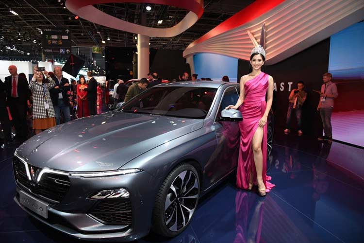 Tại triển lãm ôtô Paris Motor show 2018 cùng màn ra mắt được cho là ấn tượng với các mẫu Lux A2.0 (sedan) và Lux SA2.0 (SUV). Tiếp sau đó, hai mẫu xe này được giới thiệu và chào bán (nhận đặt hàng) tại Việt Nam. Không lâu sau đó, VinFast đã tổ chức giới thiệu và mở bán dòng xe máy điện (eScooter) thương hiệu Klara tại quê nhà.