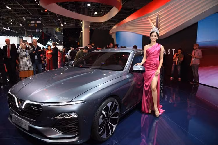 Tại triển lãm ôtô Paris Motor show 2018 cùng màn ra mắt được cho là ấn tượng với các mẫu Lux A2.0 (sedan) và Lux SA2.0 (SUV). Tiếp sau đó, hai mẫu xe này được giới thiệu và chào bán (nhận đặt hàng) tại Việt Nam. Không lâu sau đó, VinFast đã tổ chức giới thiệu và mở bán dòng xe máy điện (eScooter) thương hiệu Klara tại quê nhà.