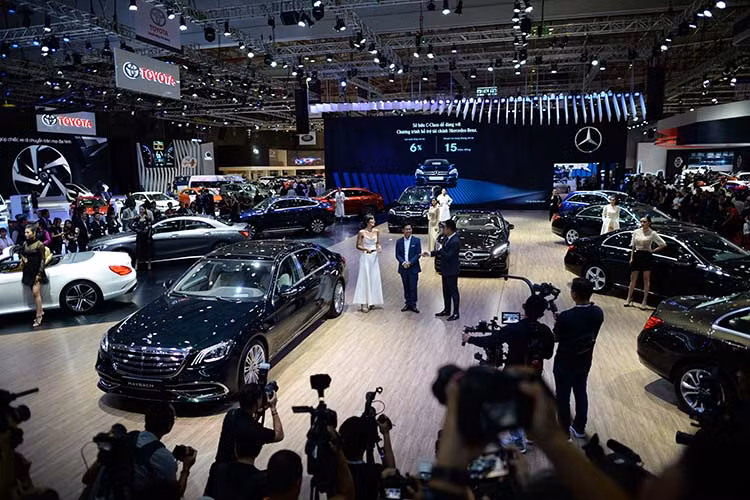 Năm nay, Hiệp hội các nhà sản xuất ôtô Việt Nam (VAMA) và Hiệp hội các nhà nhập khẩu ôtô tại Việt Nam (VIVA) “bắt tay” nhau để cùng tổ chức Triển lãm Ô tô Việt Nam - VMS 2018. Đây cũng chính là Triển lãm ô tô có quy mô lớn nhất từ trước đến nay tại Việt Nam, với sự góp mặt của 15 thương hiệu đình đám.