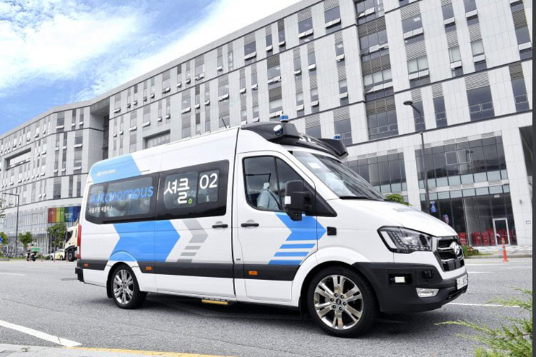 Hyundai RoboShuttle 2022 - chiec xe van tu lai dua don khach