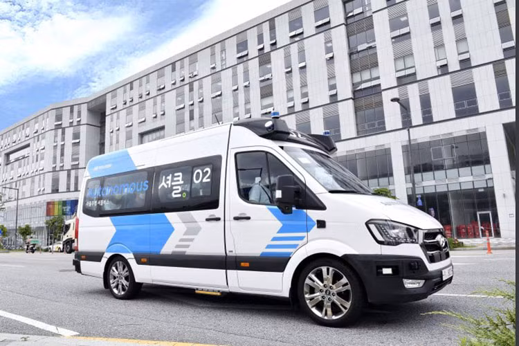 Sau một thời gian nghiên cứu, Hyundai cuối cùng sẽ ra mắt dịch vụ xe đưa đón tự lái đầu tiên của mình, dựa trên xe van thương mại hạng nhẹ Hyundai H350 và các công nghệ tự lái được phát triển nội bộ và chiếc xe tự lái có tên Hyundai RoboShuttle 2022 mới. Công ty Hàn Quốc dường như đang khám phá tất cả các con đường dẫn đến hình thức di chuyển mới.