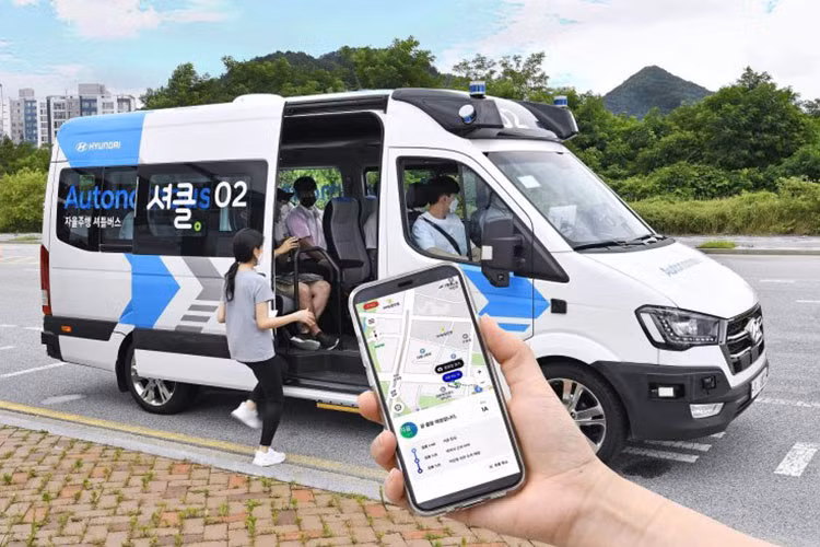 Hyundai RoboShuttle 2022 tự lái là một chiếc xe van 4 cửa thương mại hạng nhẹ, được tái tạo thông qua việc sử dụng công nghệ tự lái mà Hyundai đã phát triển tại Autonomous Driving Center của mình. Phù hợp với các yêu cầu của Cấp 4, RoboShuttle có thể hoạt động với sự can thiệp tối thiểu của người lái xe an toàn, nó có thể nhận thức môi trường xung quanh và đưa ra quyết định.
