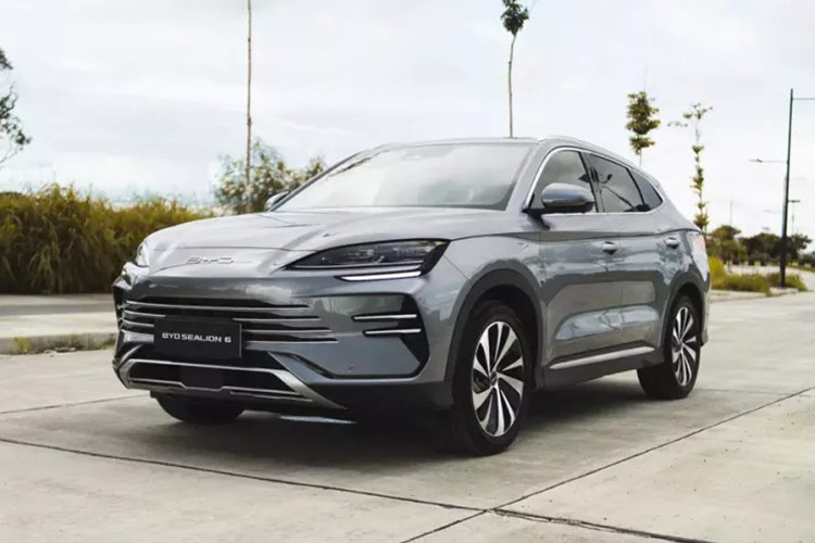 Sau những đồn đoán từ cuối năm 2024, thông tin về thời điểm ra mắt chính thức của BYD Sealion 6 tại Việt Nam đã được xác nhận. Theo đó, mẫu SUV plug-in hybrid (PHEV) thực chất là phiên bản quốc tế của BYD Song Plus – mẫu xe PHEV đã gây chú ý tại thị trường Trung Quốc.