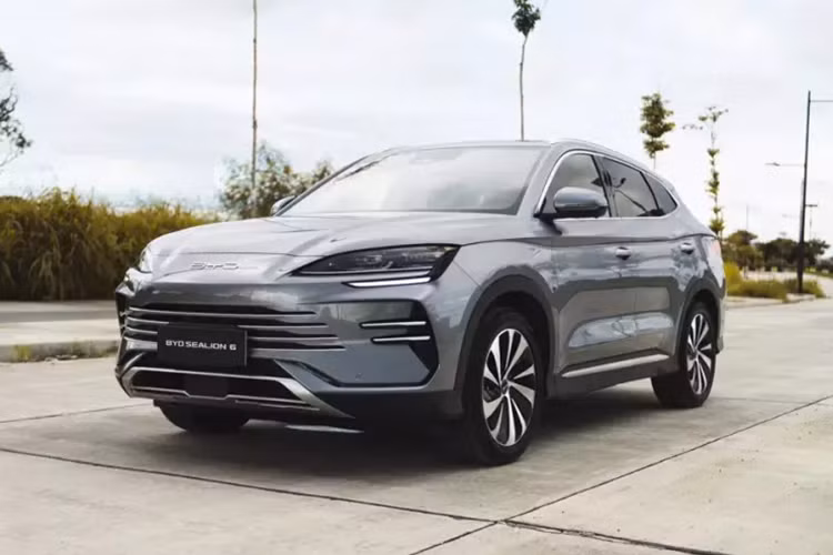 Sau những đồn đoán từ cuối năm 2024, thông tin về thời điểm ra mắt chính thức của BYD Sealion 6 tại Việt Nam đã được xác nhận. Theo đó, mẫu SUV plug-in hybrid (PHEV) thực chất là phiên bản quốc tế của BYD Song Plus – mẫu xe PHEV đã gây chú ý tại thị trường Trung Quốc.