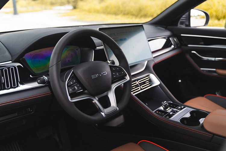 Hiện tại, BYD chưa công bố danh sách trang bị của Sealion 6 tại Việt Nam. Tuy nhiên, tại thị trường Thái Lan, xe sở hữu loạt tiện ích đáng chú ý như kính cửa sổ cách âm hai lớp cho hàng ghế trước, cửa sổ trời toàn cảnh Panorama,...