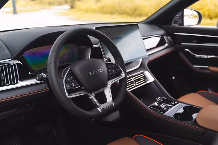 Hiện tại, BYD chưa công bố danh sách trang bị của Sealion 6 tại Việt Nam. Tuy nhiên, tại thị trường Thái Lan, xe sở hữu loạt tiện ích đáng chú ý như kính cửa sổ cách âm hai lớp cho hàng ghế trước, cửa sổ trời toàn cảnh Panorama,...