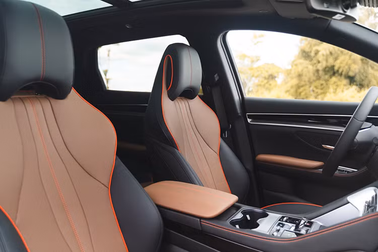 Ngoài ra, xe còn có cụm đồng hồ kỹ thuật số 12,3 inch, màn hình cảm ứng trung tâm 12,8 inch xoay 90 độ, hỗ trợ Apple CarPlay/Android Auto, điều hòa tự động hai vùng, ghế chỉnh điện, bọc giả da, sạc điện thoại không dây chuẩn Qi, hệ thống âm thanh Infinity 9 loa,...