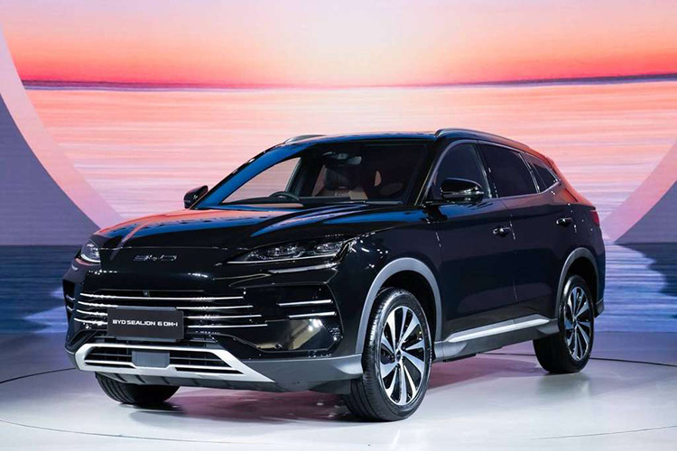 Theo đó, mẫu SUV plug-in hybrid (PHEV) này dự kiến sẽ trình làng sau Tết Nguyên đán. Hiện các đại lý đã bắt đầu nhận cọc, tuy nhiên giá xe BYD Sealion 6 2025 chính thức vẫn chưa được công bố. Dự kiến, mức giá sẽ trên 700 triệu đồng. 