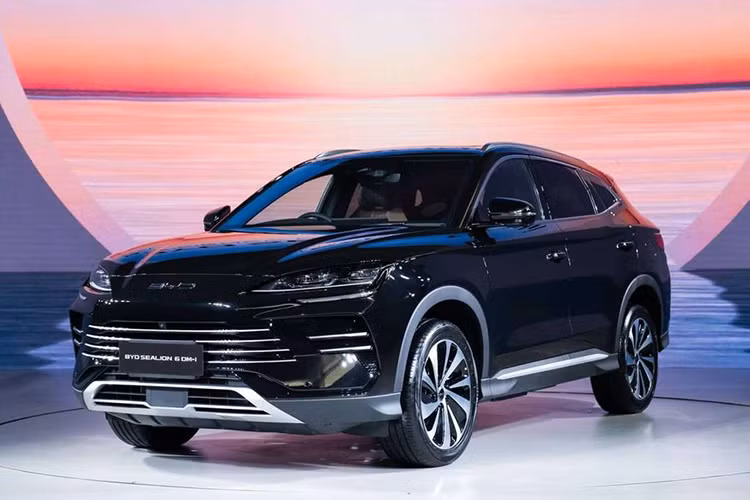 Theo đó, mẫu SUV plug-in hybrid (PHEV) này dự kiến sẽ trình làng sau Tết Nguyên đán. Hiện các đại lý đã bắt đầu nhận cọc, tuy nhiên giá xe BYD Sealion 6 2025 chính thức vẫn chưa được công bố. Dự kiến, mức giá sẽ trên 700 triệu đồng. 