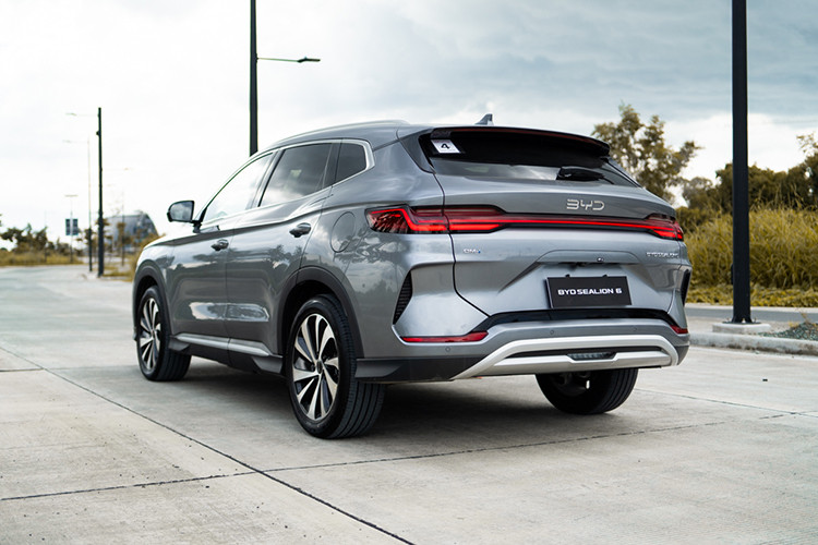 Sự xuất hiện của Sealion 6 đánh dấu bước đi mới của BYD tại Việt sau khi giới thiệu loạt xe điện trong năm 2024. BYD Sealion 6 2025 mới có kích thước dài x rộng x cao lần lượt là 4.775 x 1.890 x 1.670 mm, chiều dài cơ sở đạt 2.765 mm. Xe thuộc phân khúc SUV hạng C cùng với các mẫu xe như Mazda CX-5, Honda CR-V, Hyundai Tucson và Kia Sportage. 