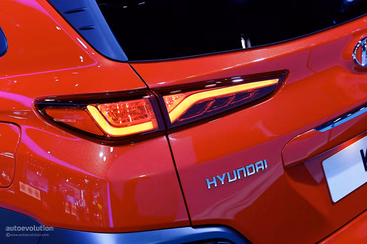 Mối tương đồng về thiết kế giữa các dòng crossover của hãng xe ôtô Hyundai còn được thể hiện khá rõ khi phần đuôi xe của Huyndai Kona 2018 được thiết kế tương tự "người anh em" crossover hạng C Tucson vừa ra mắt phiên bản mới tại Việt Nam, tuy nhiên phong cách hiện đại hơn.