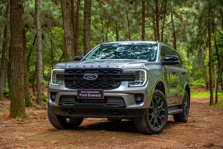 Đây là tháng thứ 2 Ford Everst lọp vào Top 10, với doanh số 1.105 xe bán ra trong tháng 11, giảm 193 xe so với tháng trước. Cộng dồn từ đầu năm đến nay đã có 5.906 xe được bán ra thị trường. Kể từ khi ra mắt thế hệ mới, mẫu xe đã có sự tăng trưởng vượt bậc và vươn lên dẫn đầu, trở thành xe bán chạy nhất thương hiệu. Ford Everest 2023 đang được bán với 4 phiên bản. 