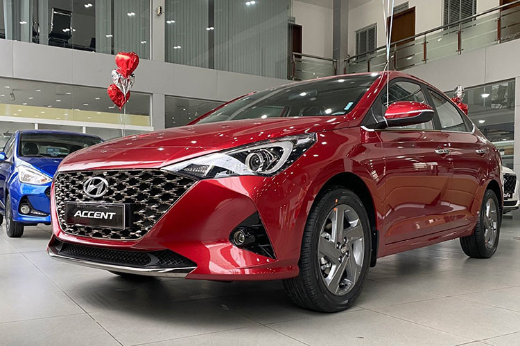 Kết thúc tháng 10/2022, doanh số của Hyundai Accent đạt 2.097 xe, tăng 192 xe so với tháng trước. Kết quả kinh doanh ấn tượng này giúp Accent tăng 3 bậc nên vị trí thứ 2 trong Top 10, và trở thành mẫu xe bán chạy nhất phân khúc hạng B. Hyundai Accent hiện đang phân phối 4 phiên bản.