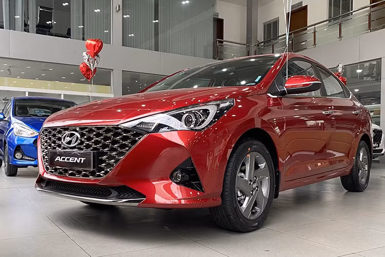 Kết thúc tháng 10/2022, doanh số của Hyundai Accent đạt 2.097 xe, tăng 192 xe so với tháng trước. Kết quả kinh doanh ấn tượng này giúp Accent tăng 3 bậc nên vị trí thứ 2 trong Top 10, và trở thành mẫu xe bán chạy nhất phân khúc hạng B. Hyundai Accent hiện đang phân phối 4 phiên bản.