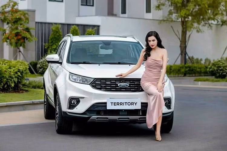 Mặc dù mới ra mắt, nhưng Ford Territory 2023 đã đạt được doanh số ấn tượng với 1.062 xe được bán ra thị trường trong tháng 11/2022 và đứng ở vị trí cuối cùng trong bảng xếp hạng Top 10 xe bán chạy nhất tháng. Hiện Ford Territory đang được được bán ra với 3 phiên bản cùng mức giá dao động từ 822 - 935 triệu đồng.