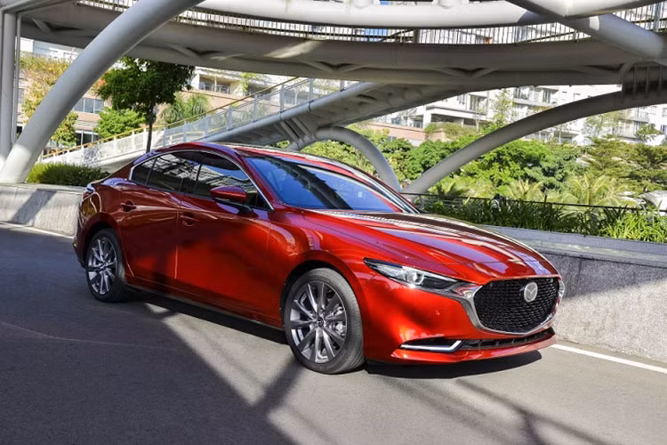 Tháng 10 vừa qua, Mazda3 bán được 1.062 xe, giảm 77 xe so với tháng trước, tuy nhiên với kết quả này Mazda3 vẫn đứng ở vị trí thứ 9 trong top 10 xe bán chạy nhất tháng. Mẫu xe ghi điểm với những ưu điểm vượt trội như thiết kế hiện đại, nhiều trang bị tiện nghi và giá thành hợp lý. Hiện tại, Mazda 3 đang được phân phối 4 phiên bản.